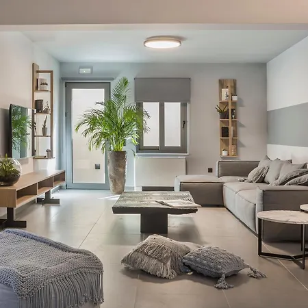 Helios Luxury Villas *